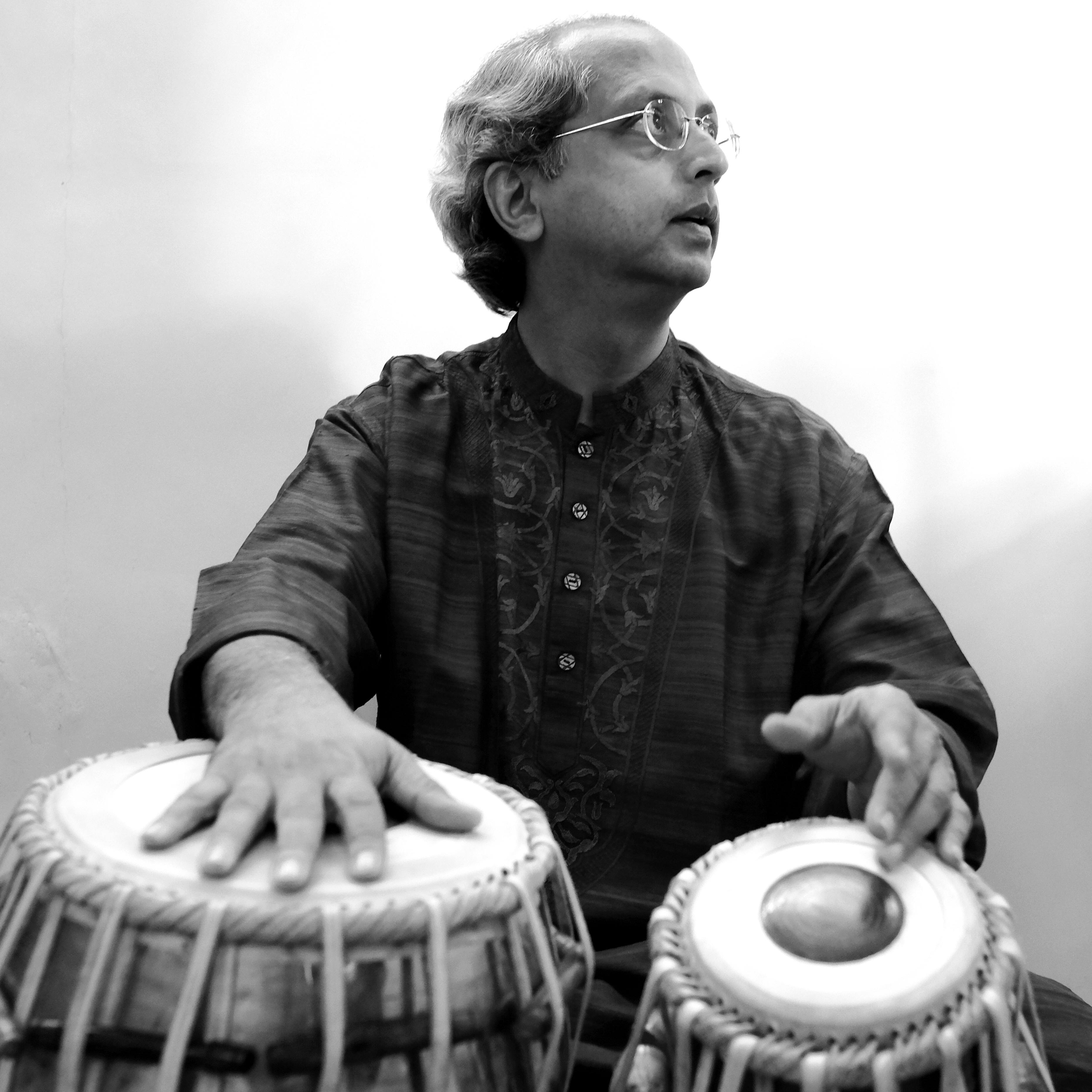 Yogesh Samsi playing tabla - black & white